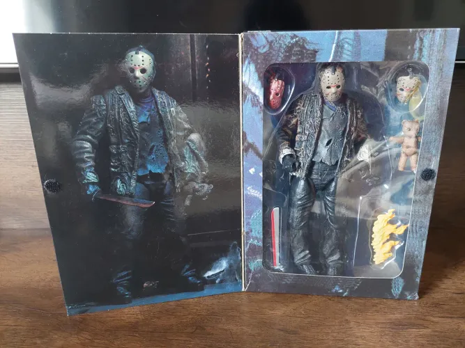 Action figure Jason Voorhees (Sexta-feira 13) versão Freddy vs Jason da Neca Toys
