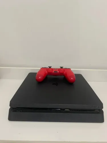 PlayStation 4 Slim com 2 controles