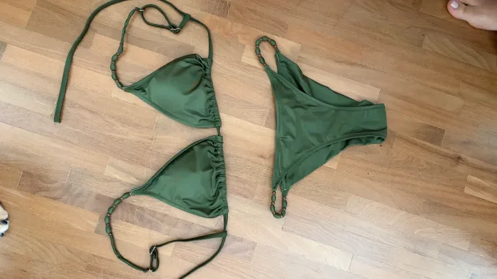 Biquíni verde com bolinhas nas alças e amarração no ombro