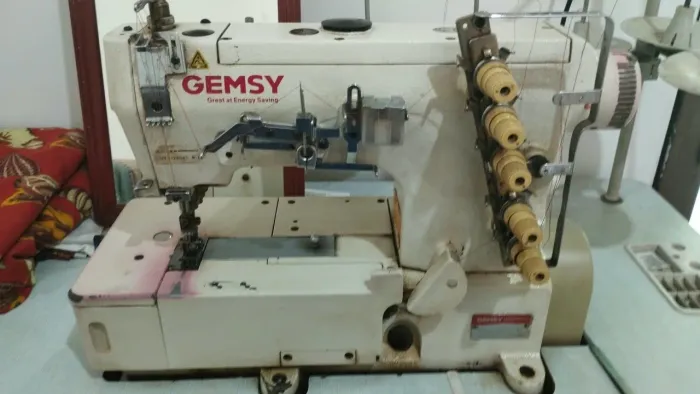 Vendo máquina reta e máquina industrial