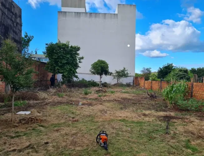 OFERTA - MEIO LOTE A VENDA NA REGIÃO DO LAGO EM CASCAVEL-PR