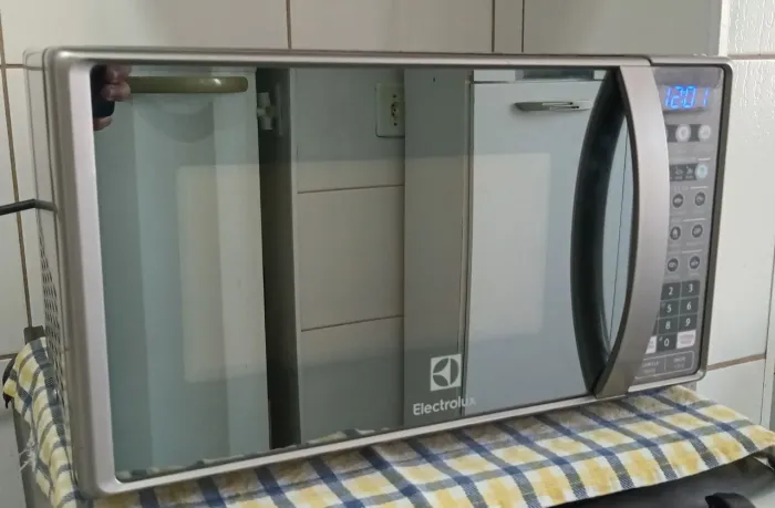 Micro-ondas Electrolux 20L cor Inox Espelhado com Função Tira Odor