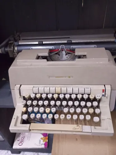 Máquina de escrever Olliveti.