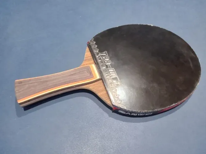 Raquete de tênis de mesa clássica.