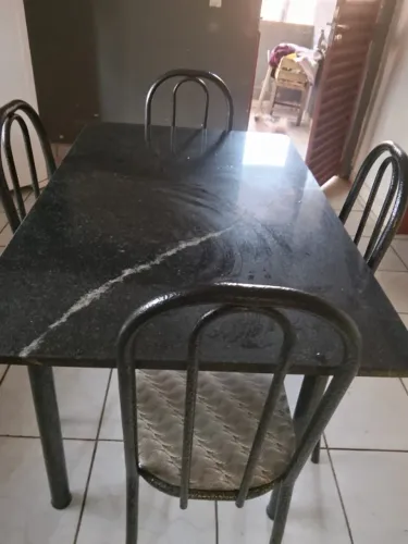 Mesa com quatro cadeiras maumere