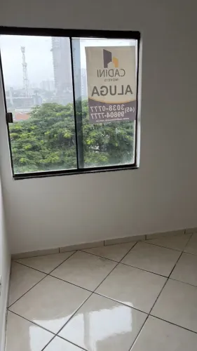 Aluga - se apartamento no centro.