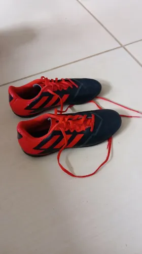 Chuteira unissex Adidas original usada apenas 2 vezes