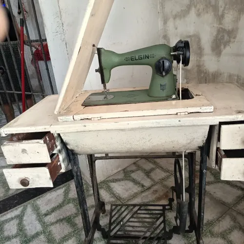 Vendo máquina de custura da com bancada ótimo pra quem gosta de antiguidade ou custurar