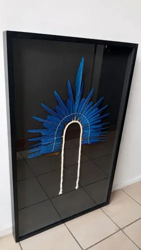Quadro Decorativo com Cocar Azul em Moldura Caixa Alta