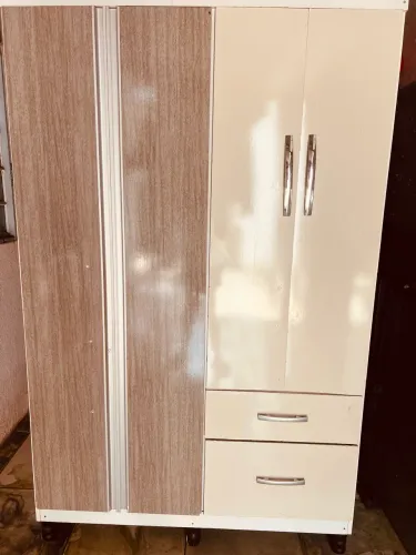 Guarda-roupa e cômoda cama de solteiro