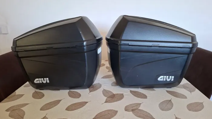 Par de baús laterais Givi E22N de22 litros
