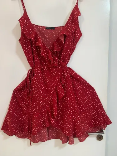 Vestido vermelho com bolinhas brancas 