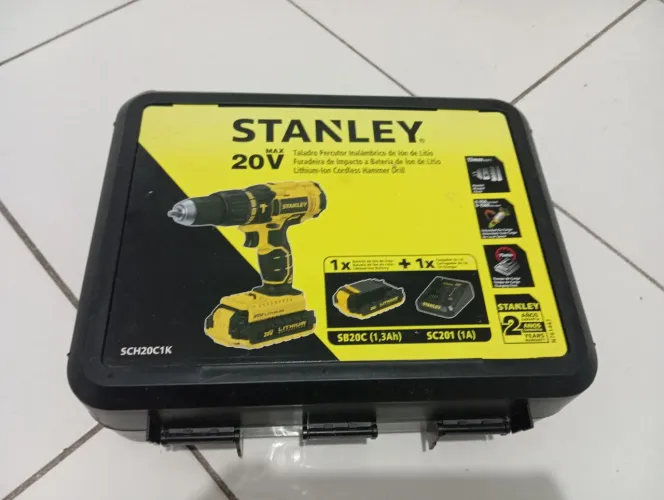 Furadeira e Parafusadeira Stanley novíssima