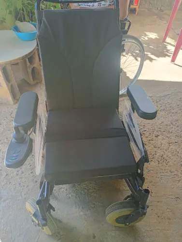 Vendo cadeira de rodas elétrica