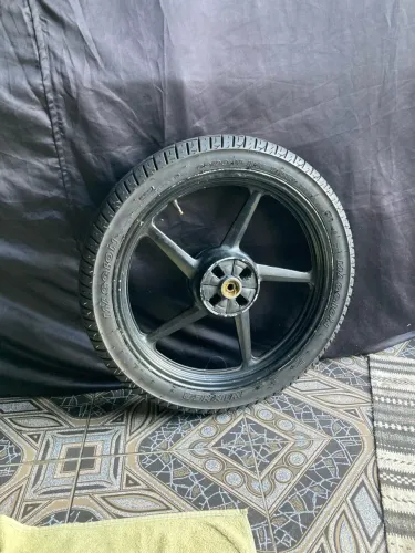 Roda aro 18 com pneu 90/90