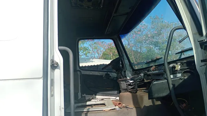 VENDO CABINES DO VW 13 180 VW 26 390 3 VOLVO FH 12 380