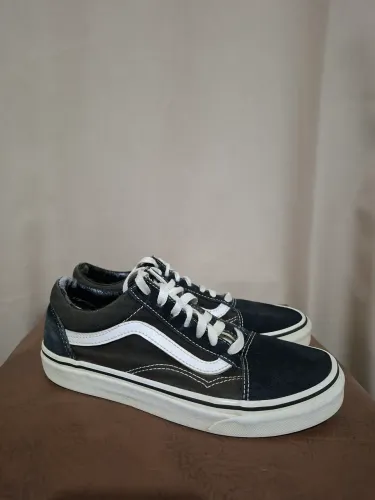 Tênis Vans Old Skol tamanho 35/36 com detalhe no calcanhar
