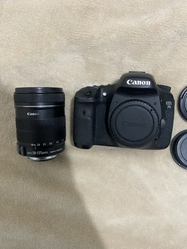 Camera Canon 7D com lente 18-135mm is