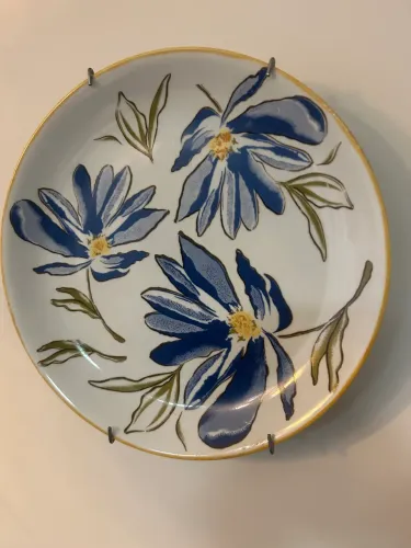 Prato de porcelana com design floral. Pesado