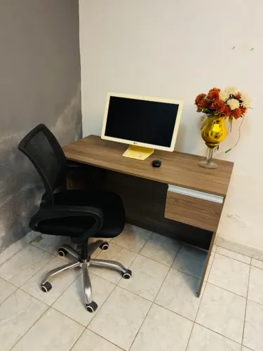 Mesa mais computador e cadeira 