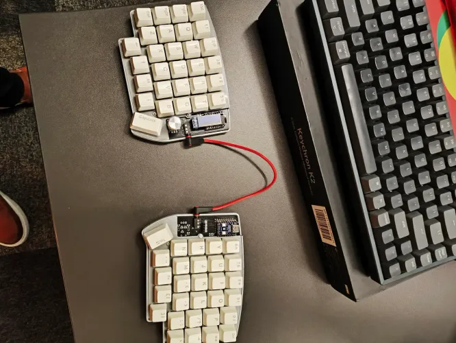Teclado split custom com switch amarelo
