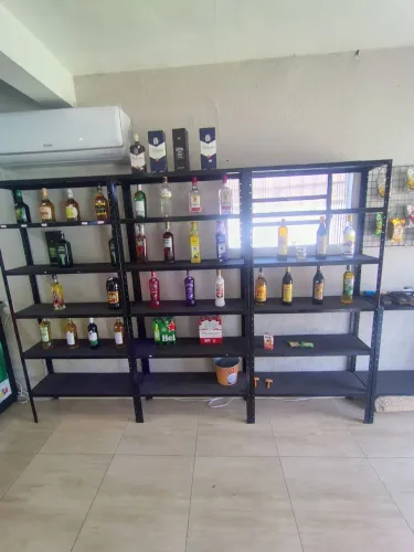 Expositor de aço entre outros produtos