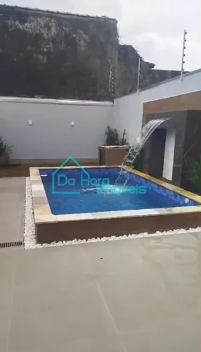 Casa 03 dormitórios ,01 suíte, área gourmet completa e piscina, 3 vagas de garagem a venda