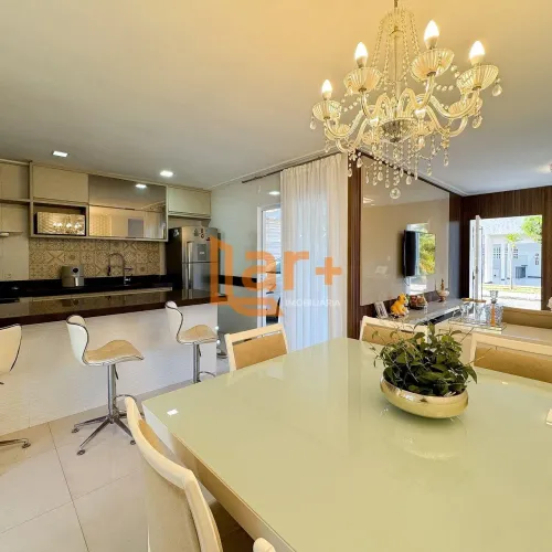 Excelente investimento! Casa reformada, com 4/4, sendo 2 Suítes (1 suíte master com closet