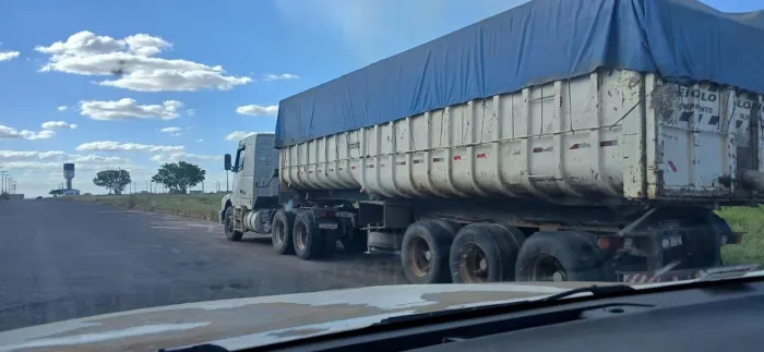 Caminhao Volvo NH12 com caçamba Randon