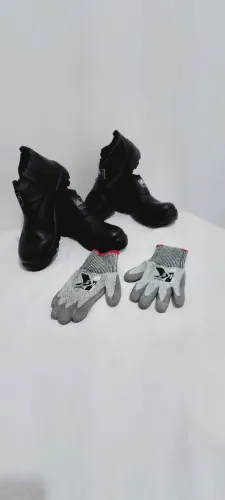 ? SÓ HOJE! 2 PARES DE  BOTAS DE SEGURANÇA - NOVAS + LUVA ANTICORTE GRÁTIS? DE R$270,00 