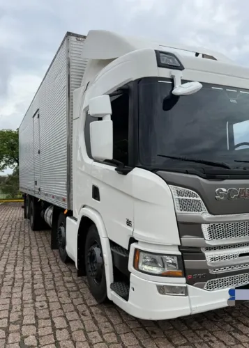 Scania P 360 8x2. 2021. Baú. Revisado