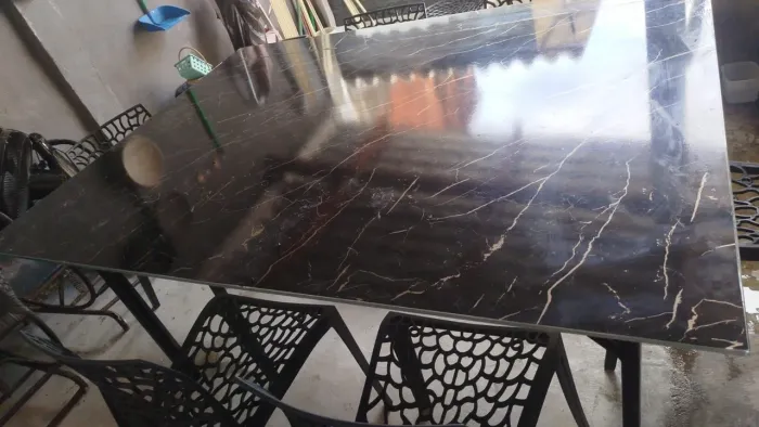 Mesa de vidro com cadeiras