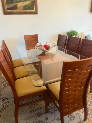 Mesa e cadeiras de jantar com buffet