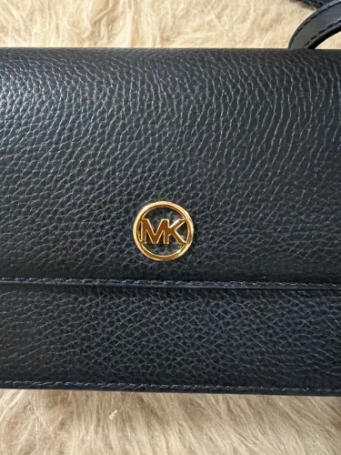 Bolsa MK preta de couro 