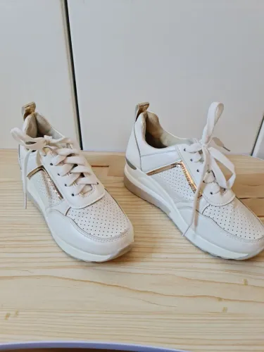 TÊNIS SEMI NOVO BRANCO E CINZA COM DETALHES PRATA N. 34
