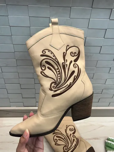 bota de couro bordada