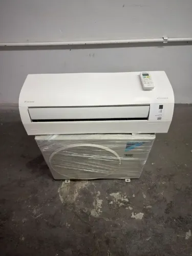 Ar Condicionado Daikin Inverter - Split Hi Hall 9.000 btus com controle