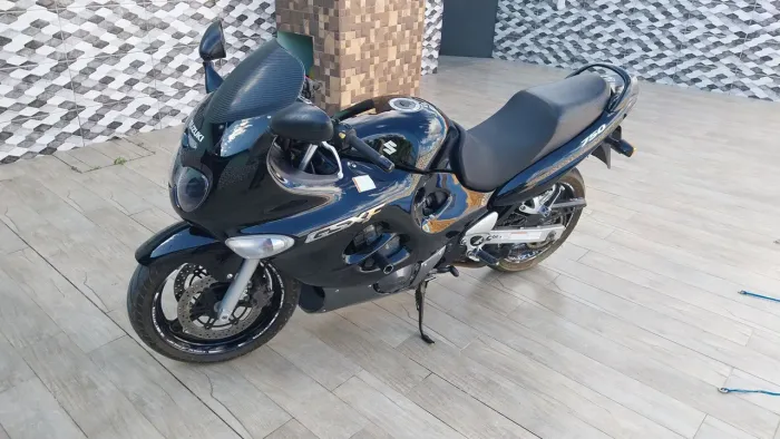 Suzuki esportiva à venda