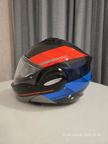Capacete articulado em Carbono