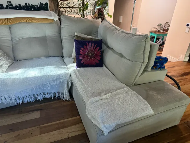 Sofá com apoio de cabeça reclinável e com pés extensores