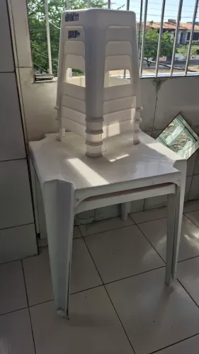 Mesas de plástico branca e bancos