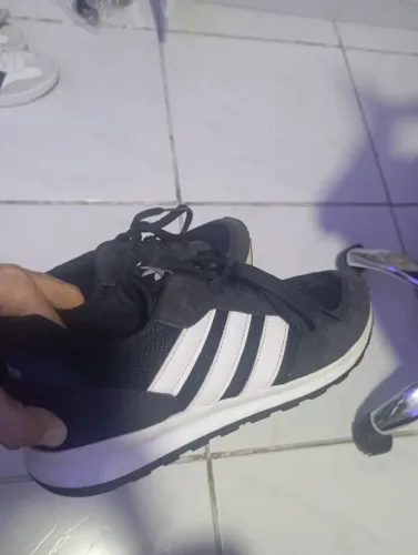 Tenis Adidas preto tamanho 40