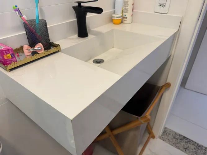 Pias de porcelanato 2 por 300 reais . Já vai com a torneira e ralo.
