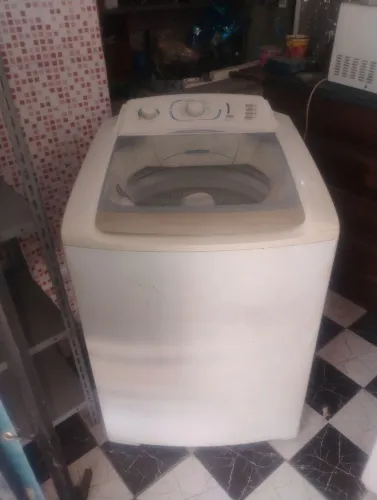 Máquina de lavar roupa Eletrolux 15 kg com garantia de três meses 