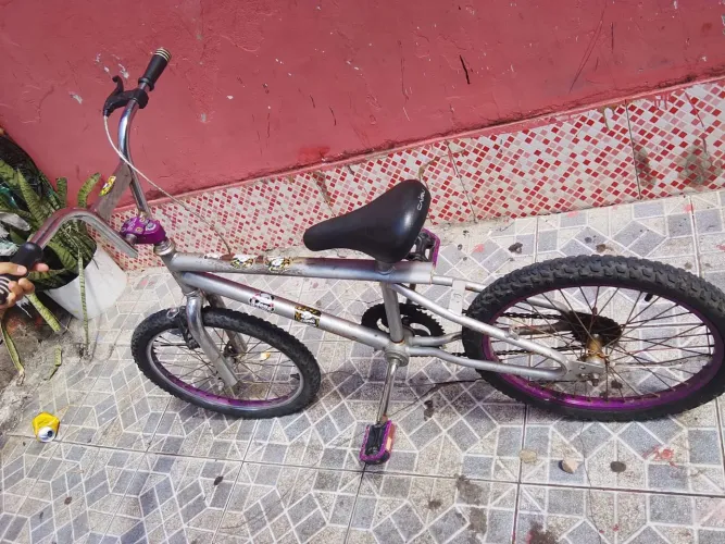 Bicicleta BMX Cross está em bom estado