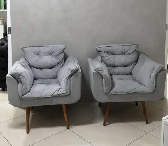 Par de Poltronas Retrô em Suede Cor Cinza com Pés de Madeira