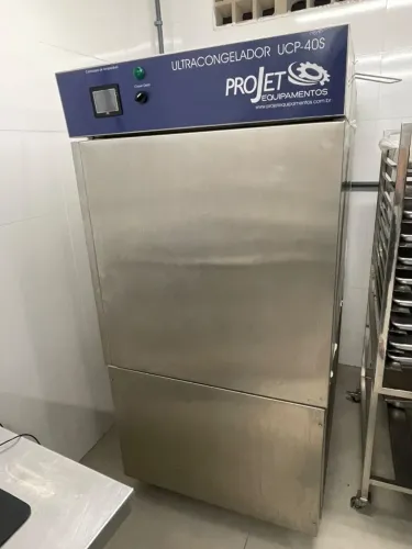 Ultra-Congelador com pratilheira movel.