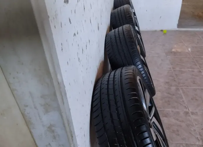 Pneu aro 20. 245/40