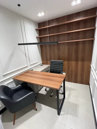 Sala individual em escritório compartilhado