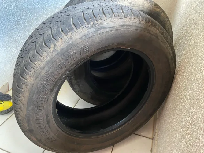 Pneus 265/60. R18 , bridgestone. Meia vida ainda .